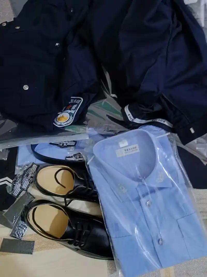 多地公安机关及相关部门已明确为辅警配发制式皮鞋，这是辅警制式服装与装备的一部分，