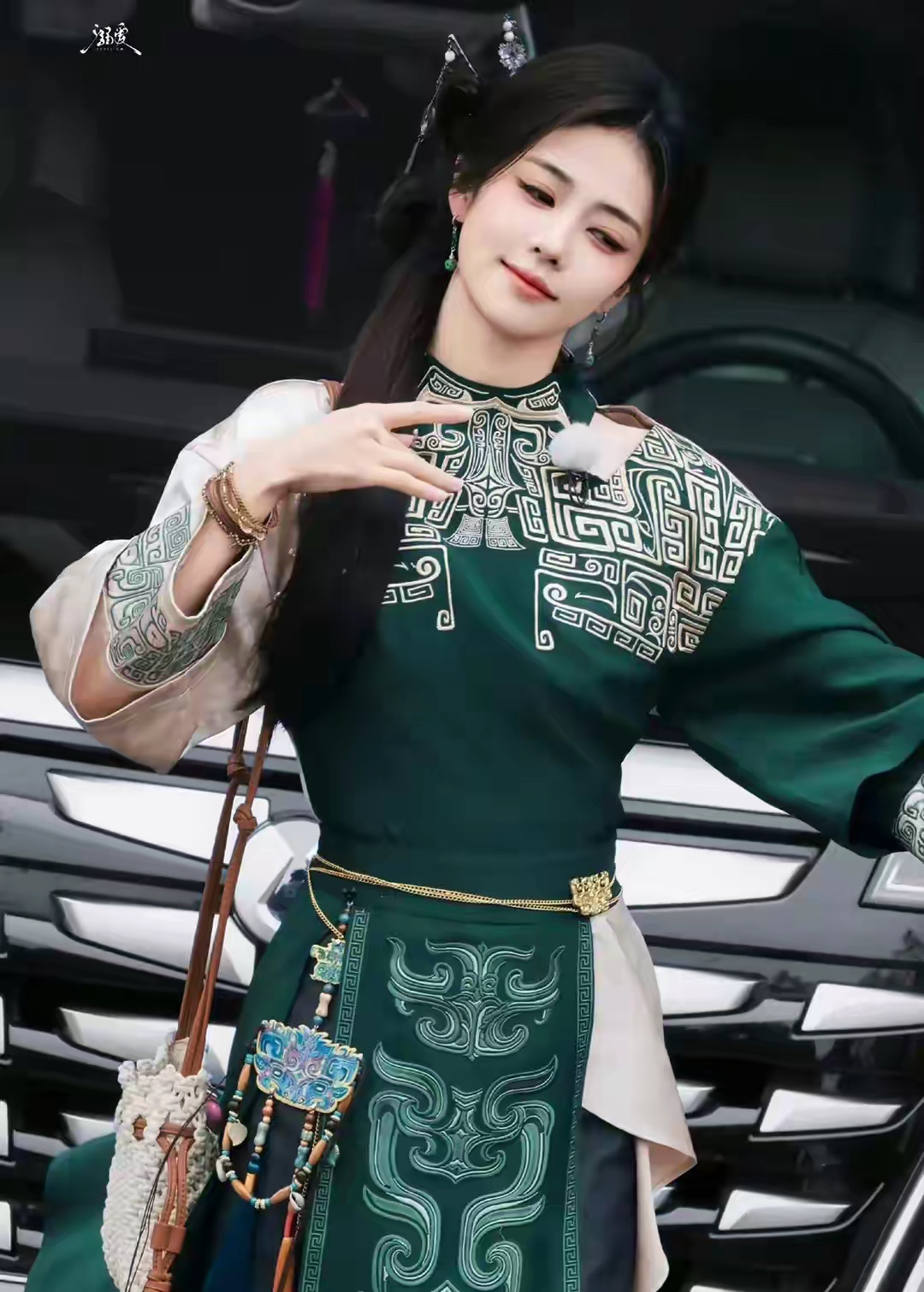 白鹿邯郸杀青后突然转身，10秒手势舞后一句口型，看哭全场粉丝 