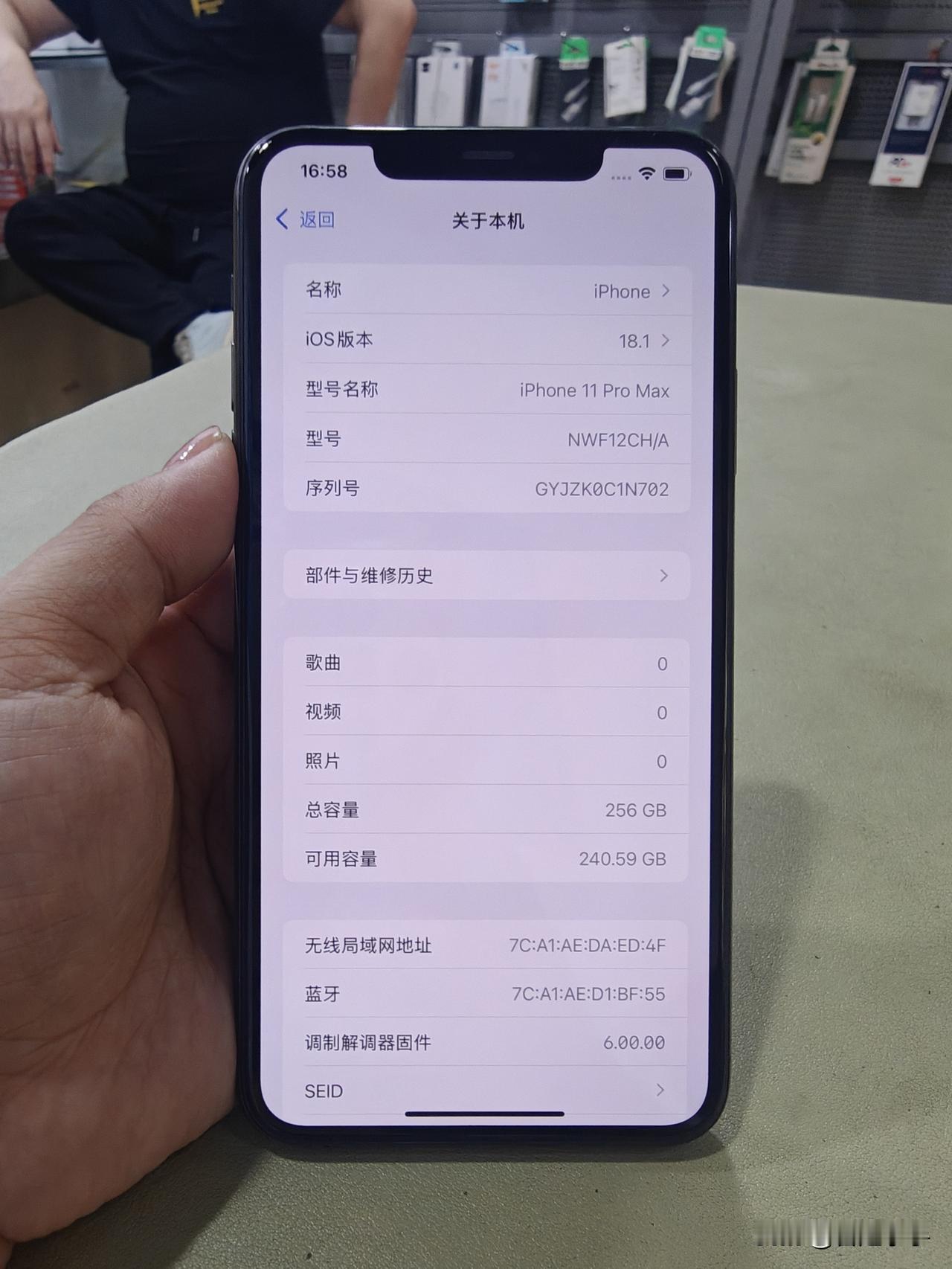 老姐姐来店里，让我和老刘帮她把儿子的饭卡，绑在她的银行卡上。听着有点绕口，但是现