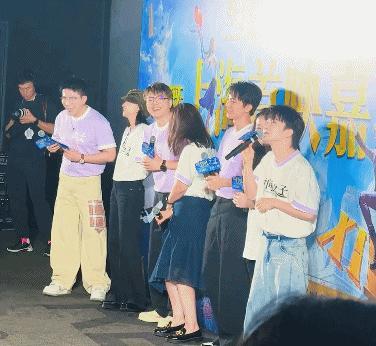 时间之子上海首映礼 周深在《时间之子》上海首映礼上惊喜不断，念名字的独特方式笑翻