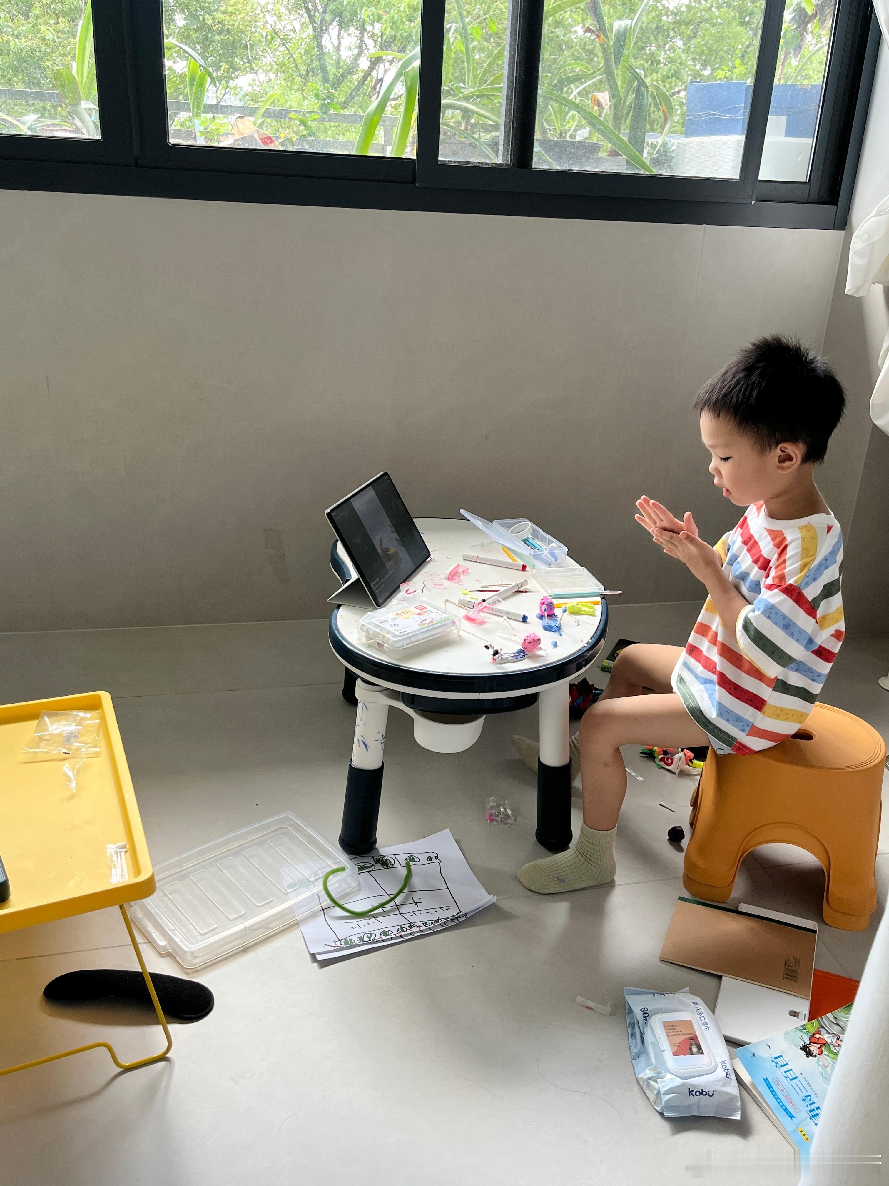 今天难得天晴。猫孩子、人孩子都在身边，挺好 ​​​