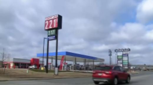 美国资本家处处压榨彩民。近日，美国一彩民中奖超18亿美元彩票，但是如果选择一次性