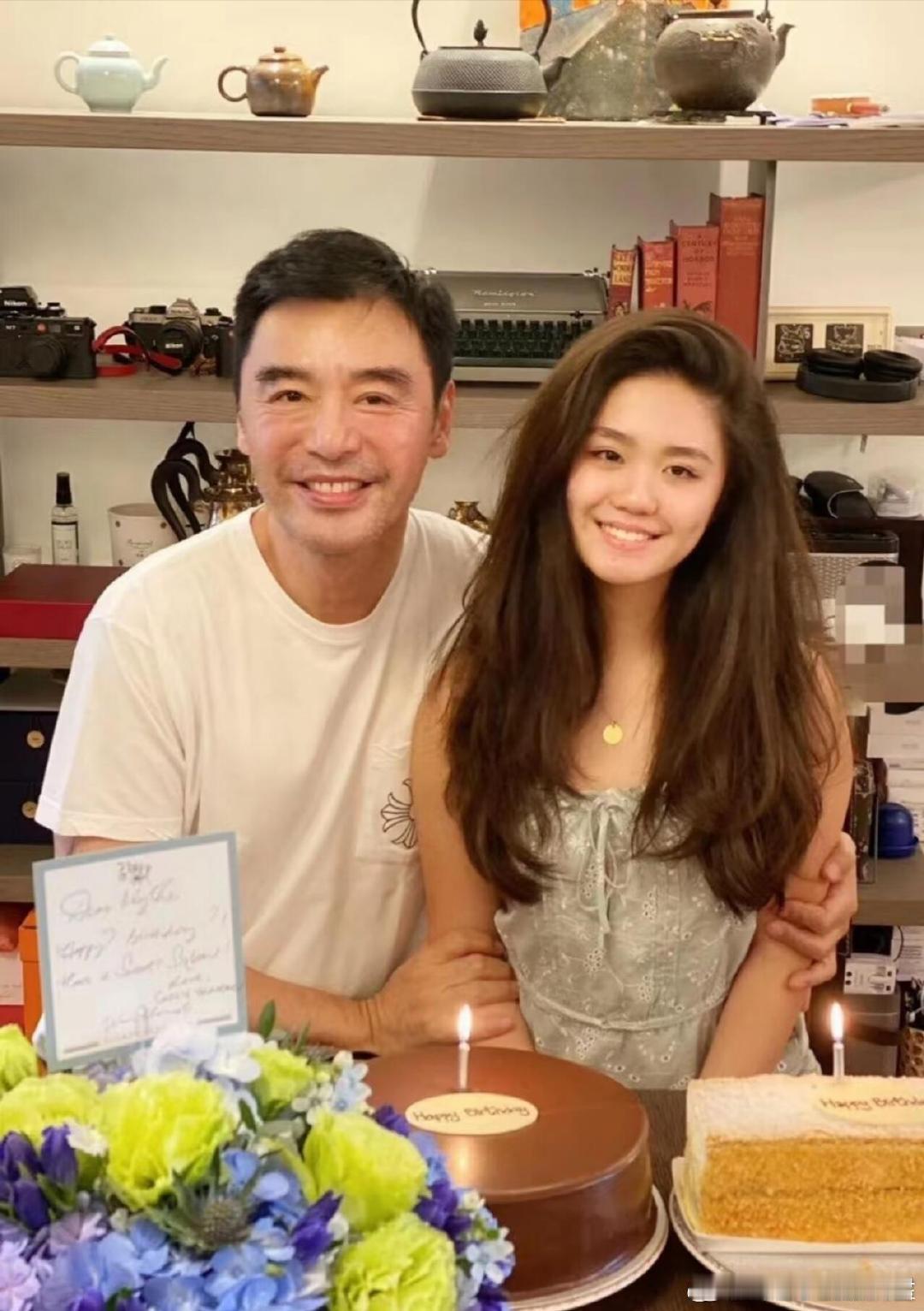 72岁钟镇涛探班女儿彩排72岁钟镇涛再忙也不错过女儿彩排，烈日下的驻足倾听，是父
