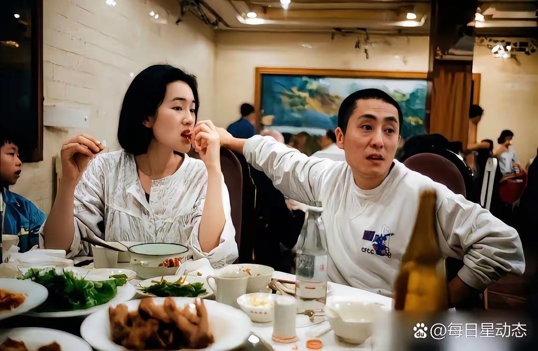 拍完《红高粱》他们俩人在一起了
影片火爆全球
巩俐和张艺谋也惊艳了世界
在那个年