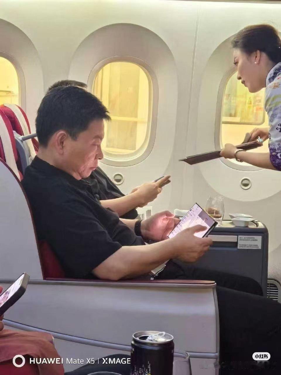 余承东：万万没想到，飞机商务舱也会被狂热花粉拍到
网友：嘴总，你是不是用上了华为