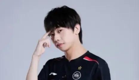 EDG真不愧是“上单坟墓”，简直祖传的传统了

Koro1、 Mouse、Ado