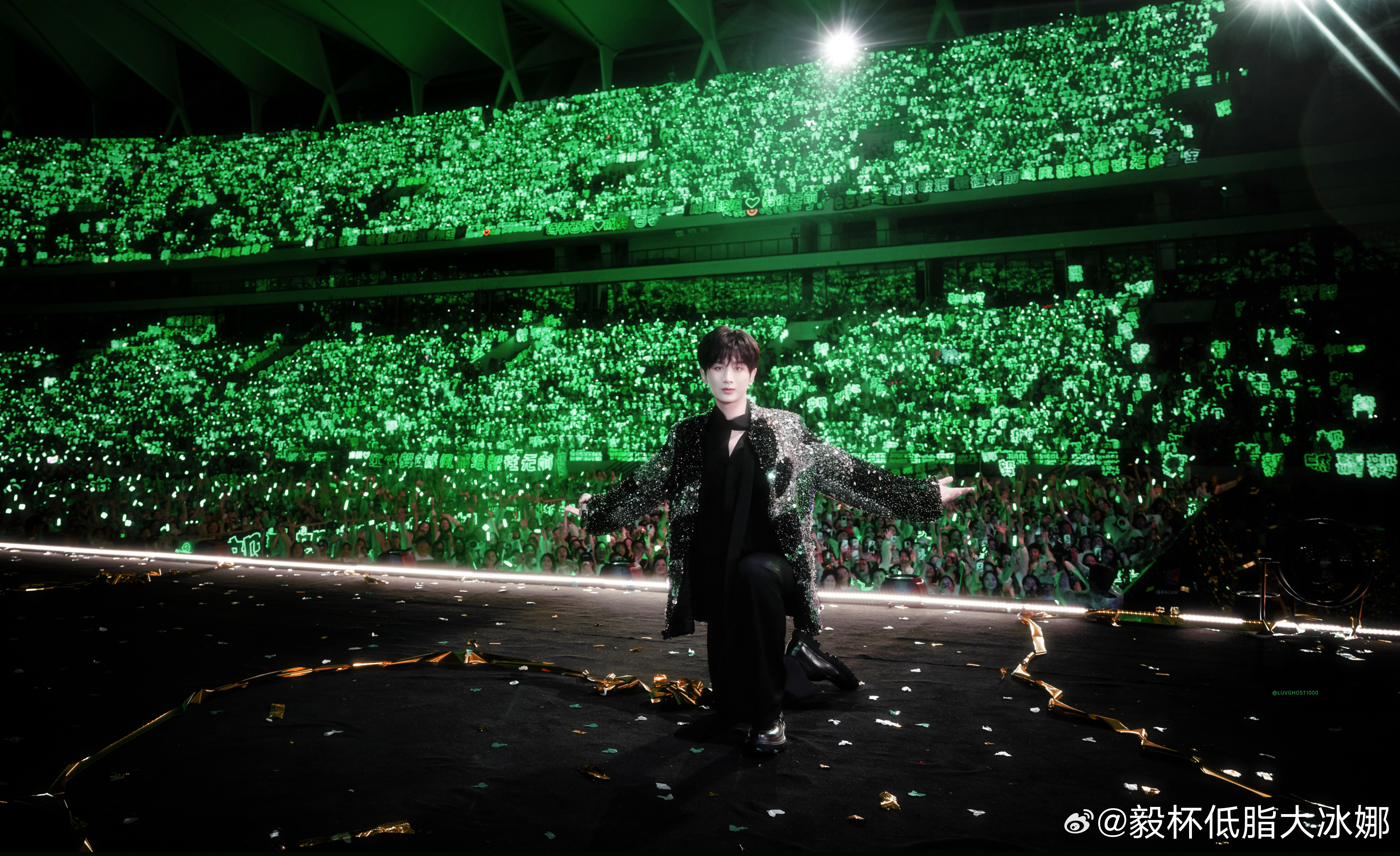 成毅六福珠宝全球代言人 cy焕彩35载为爱盛放成毅黑金西装太帅了！待人谦和通透，