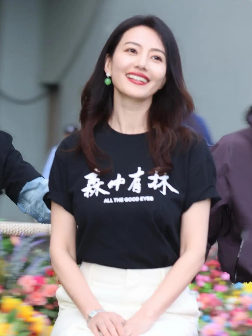高圆圆为新电影宣传，温柔松弛感拉满

近日，46岁的高圆圆为新电影《森中有林》造