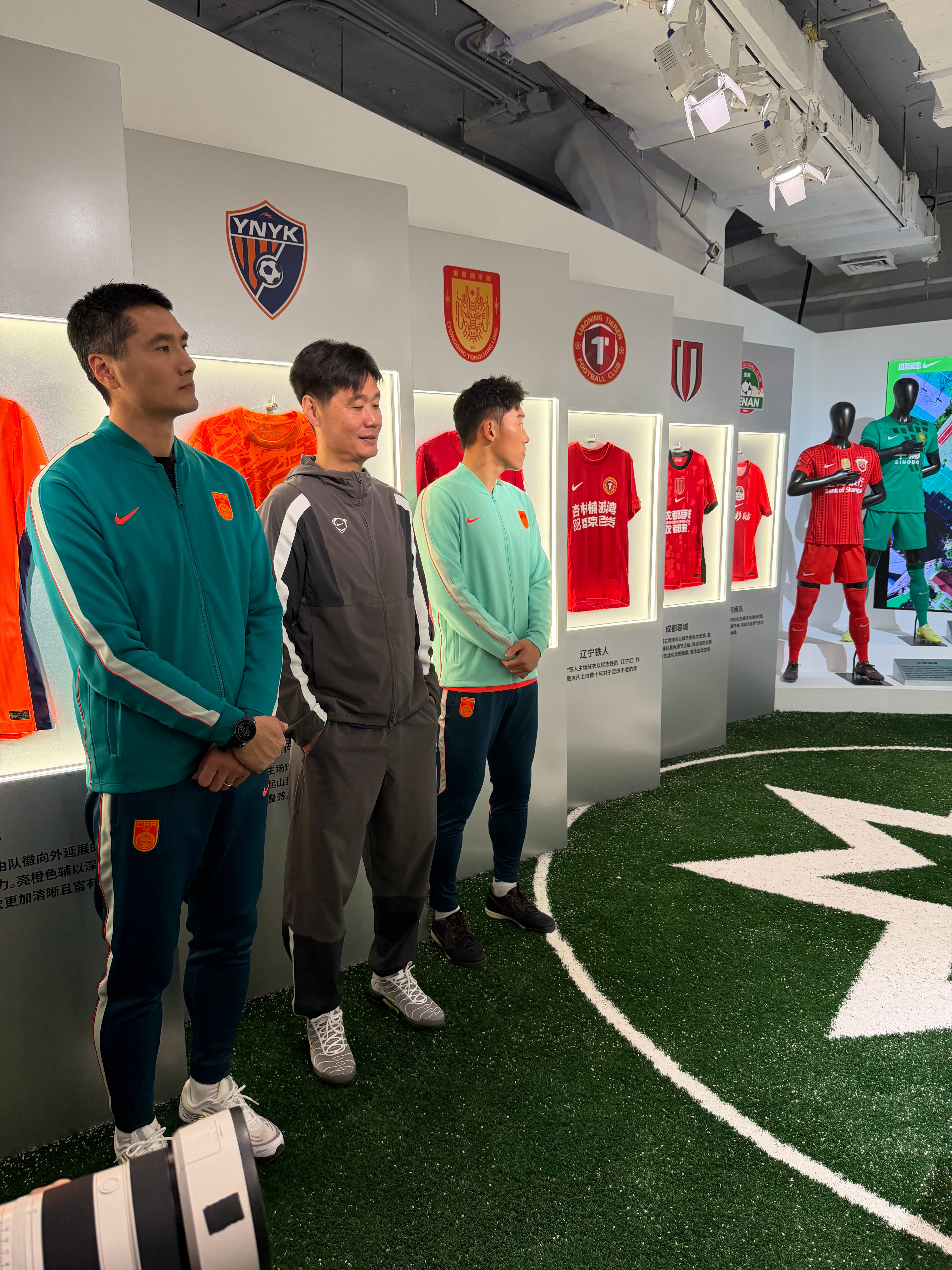 国足全新门将服、教练夹克、球员夹克和正版国家队印字大概率都不市售。贤聊球衣国足耐