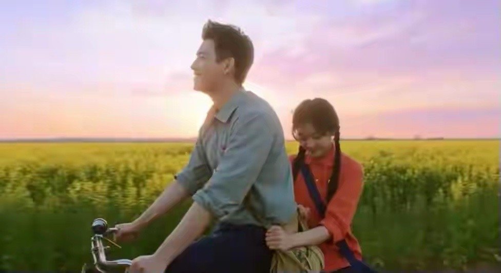 陈飞宇孙千换了情头你见过哪个CP站一起，连空气都变甜的？陈飞宇把自行车刹在厂门口