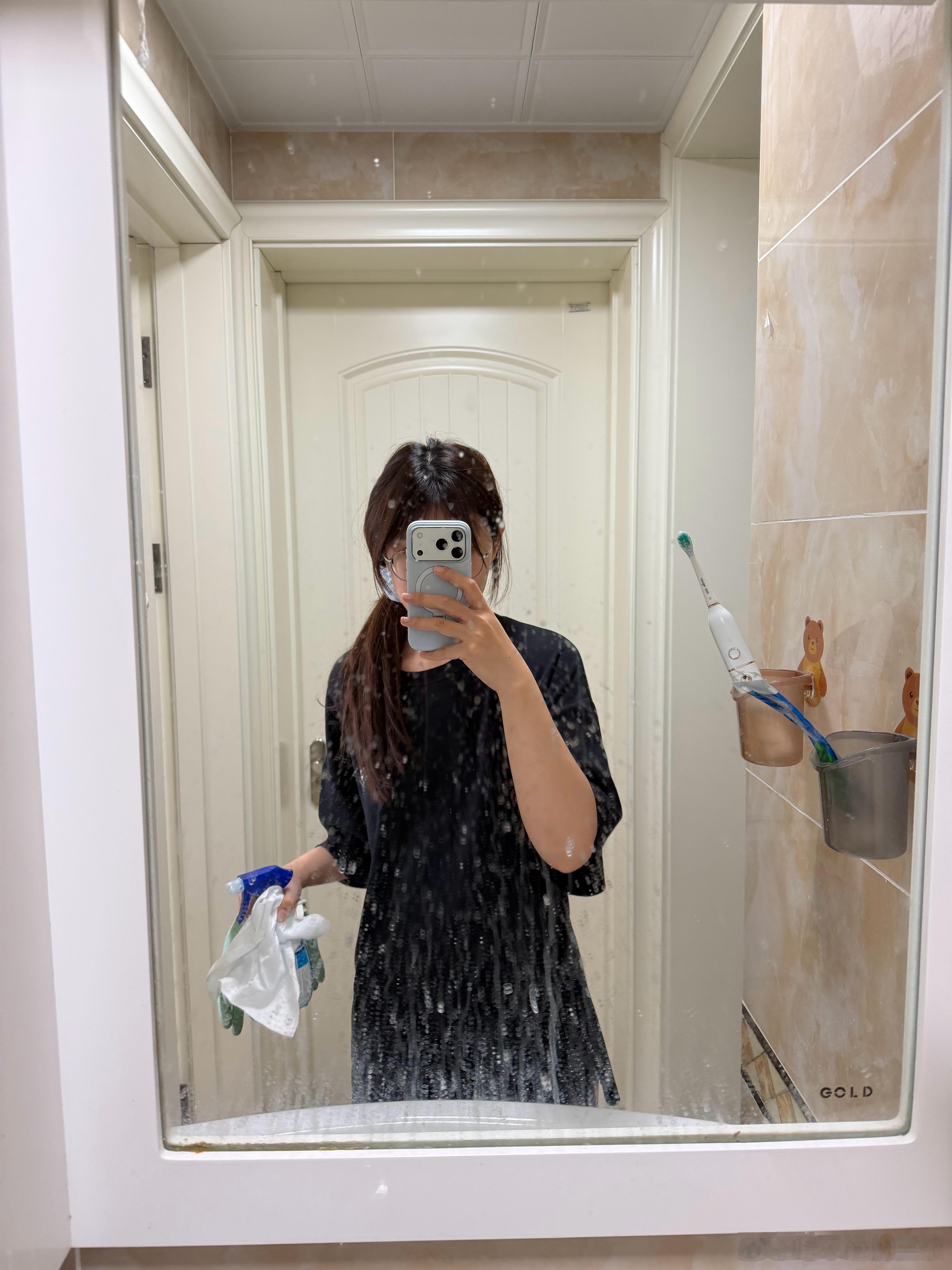 闲着没事干把次卧卫生间的镜子给擦了我就说我的清洁剂很好用吧！！！ ​​​