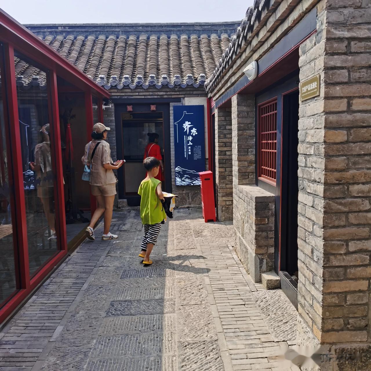  
北京有不少胡同保留着原来的风貌，古香古色，记载了京城一段历史文化，也非常具有