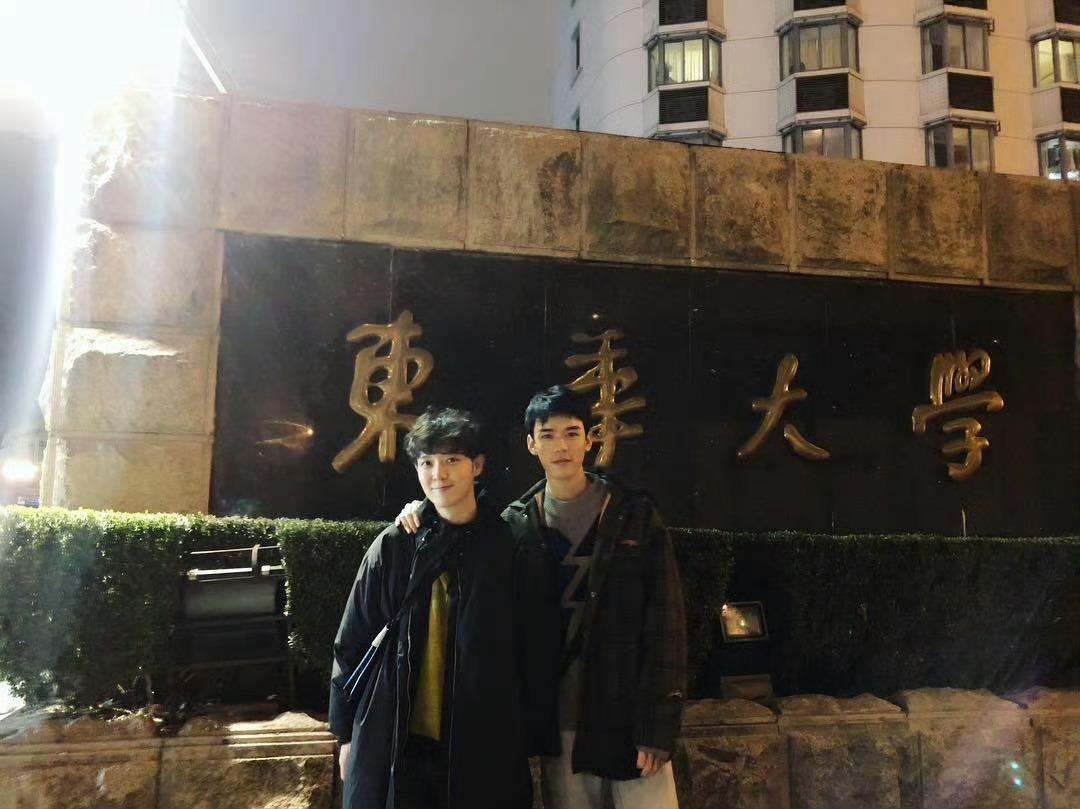 冷知识：龚俊是田嘉瑞的学长，两个人都是东华大学表演系的 