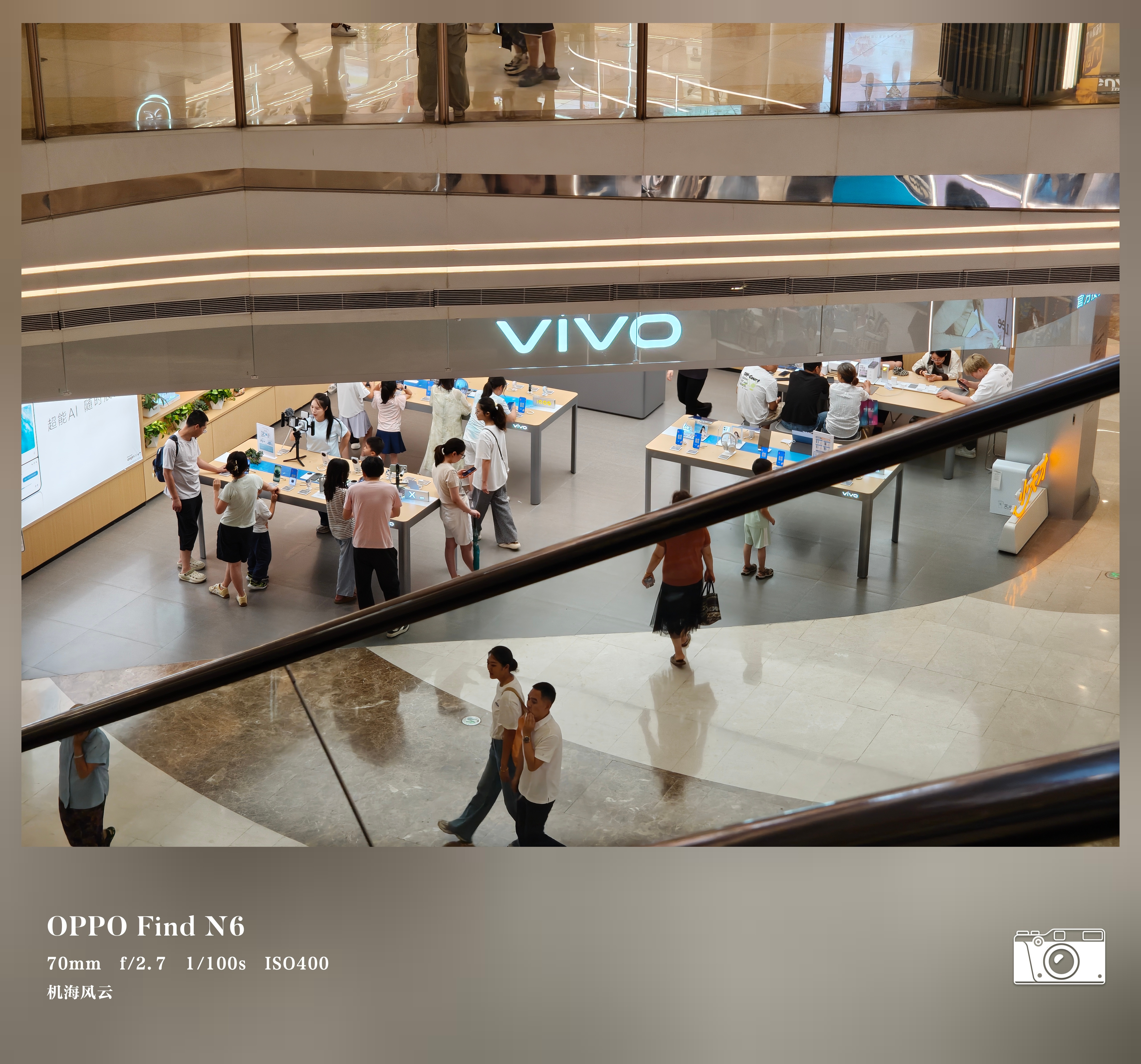 哟！vivo今天生意好起来了，店里全是人 