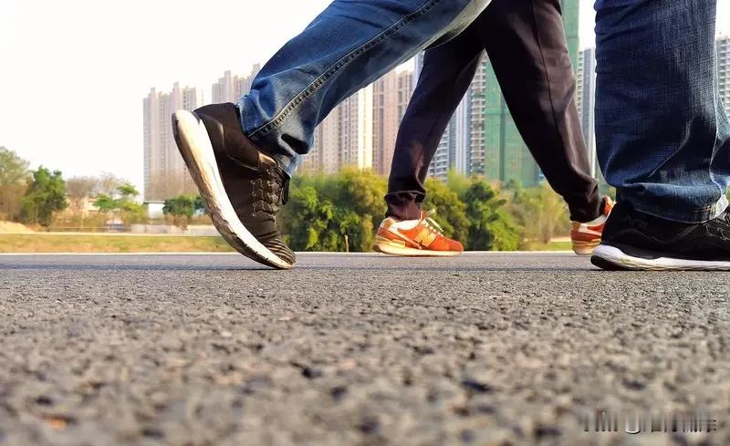 每天走路超过一万步好吗？这得分人看。
对多数健康人，好处多多。能增强心肺功能、改