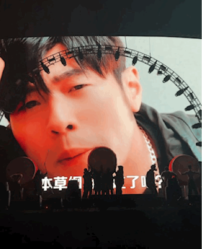 在刘畊宏演唱会跳疯了  谁家好人看演唱会跳操啊  刘畊宏演唱会别具一格，跳操环节
