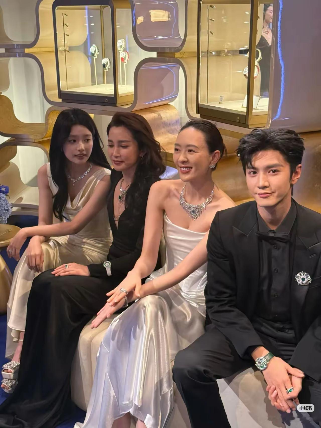 不比不知道，一比高下立判。一方气质超凡，一方相貌平平。
不得不承认，在气质面前，