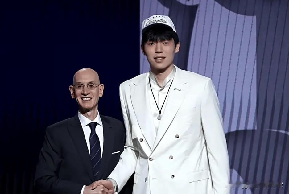 06月27日2025年NBA选秀大会首轮，波特兰开拓者于第16顺位选中了来自中国