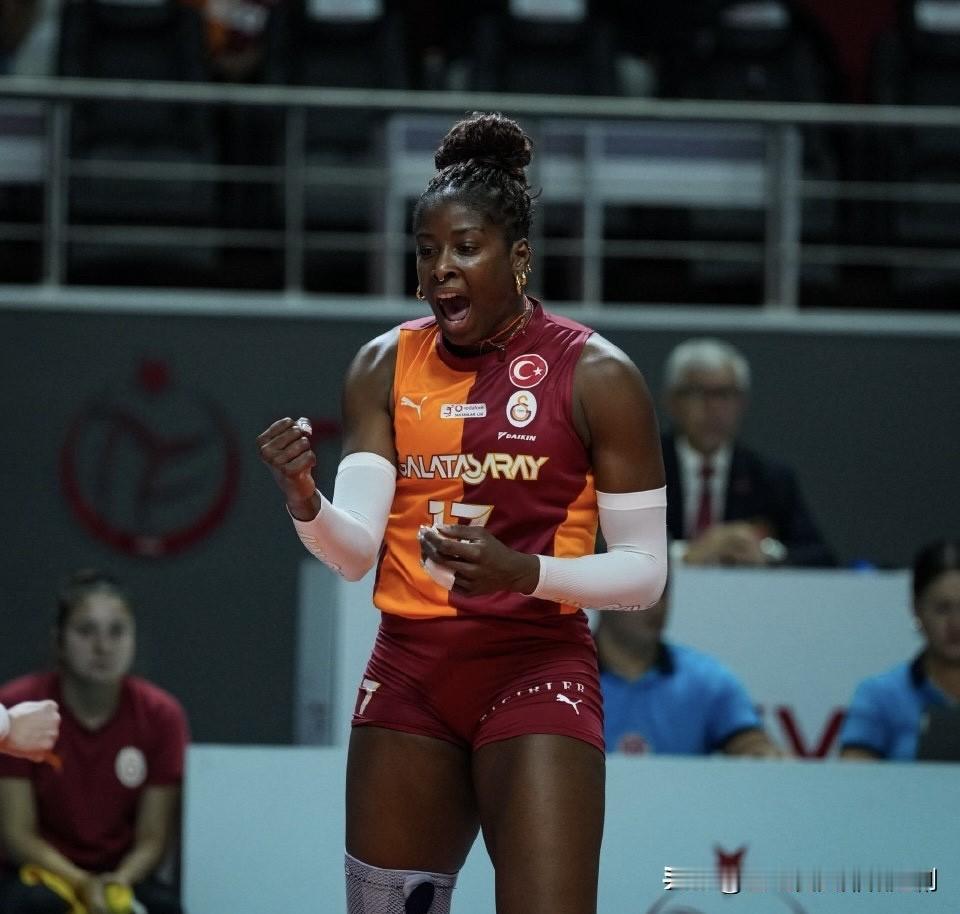 意大利🇮🇹主攻米里亚姆.塞拉在欧联杯战胜波尔图队后接受《Eski Açık》