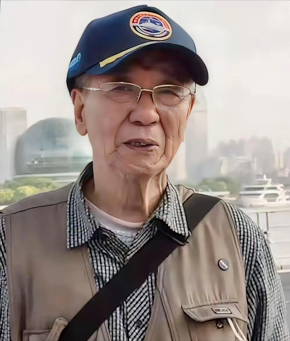 91岁海军老兵参观军舰，却因没有预约被安保人员拦下，情急之下，他拿出1953年的