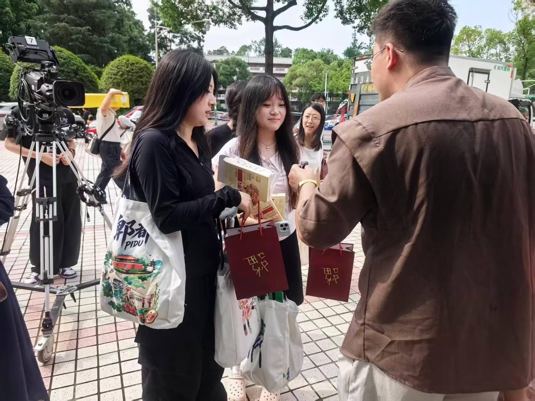 新生刚到郫都就被投喂了 刷到朋友圈才知道，郫都又在四川传媒学院搞事情了。豆瓣冰淇