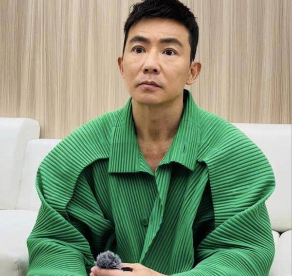 #刘畊宏谈流量下滑# 近日，刘畊宏在接受采访时，被问及出圈一年多后谈流量下滑的感