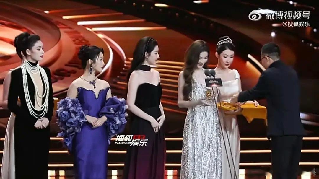 沈月的肩颈线条不是很好看，她有想过改变一下吗？ 