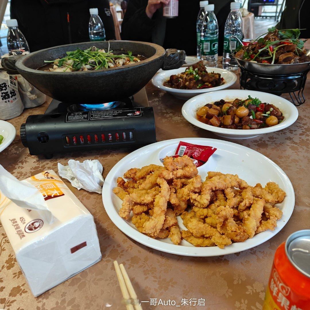 朋友们晚上好鸭今天也是吃上了公司的年会晚宴菜系还是挺多的可惜就是🦐和酥肉都冷了