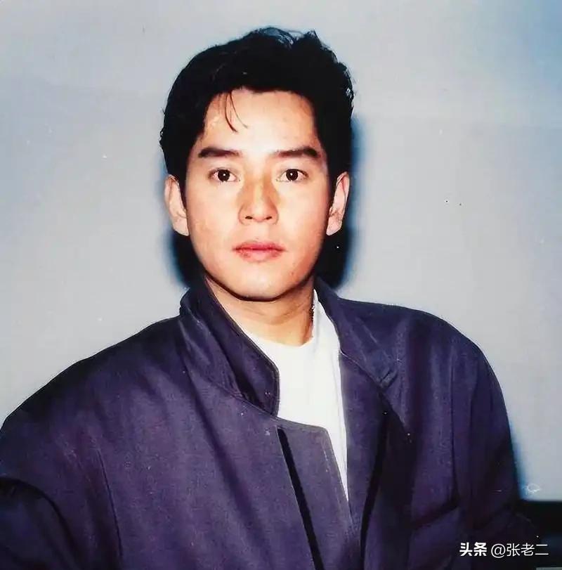八十年代香港乐坛，上演轰动一时的谭张争霸。谭咏麟与张国荣实力相当，常年瓜分各大音