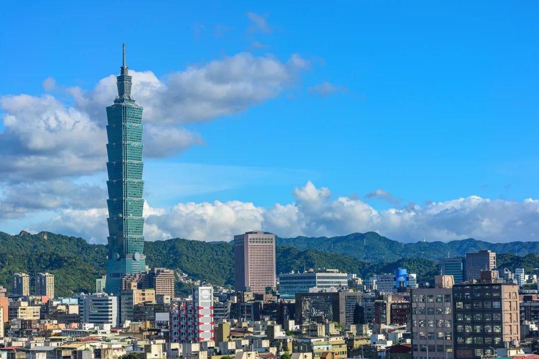 把民调数字翻开，才能真正看清这场选战的实况。

表面上看，沈伯洋近来势头很猛，剪