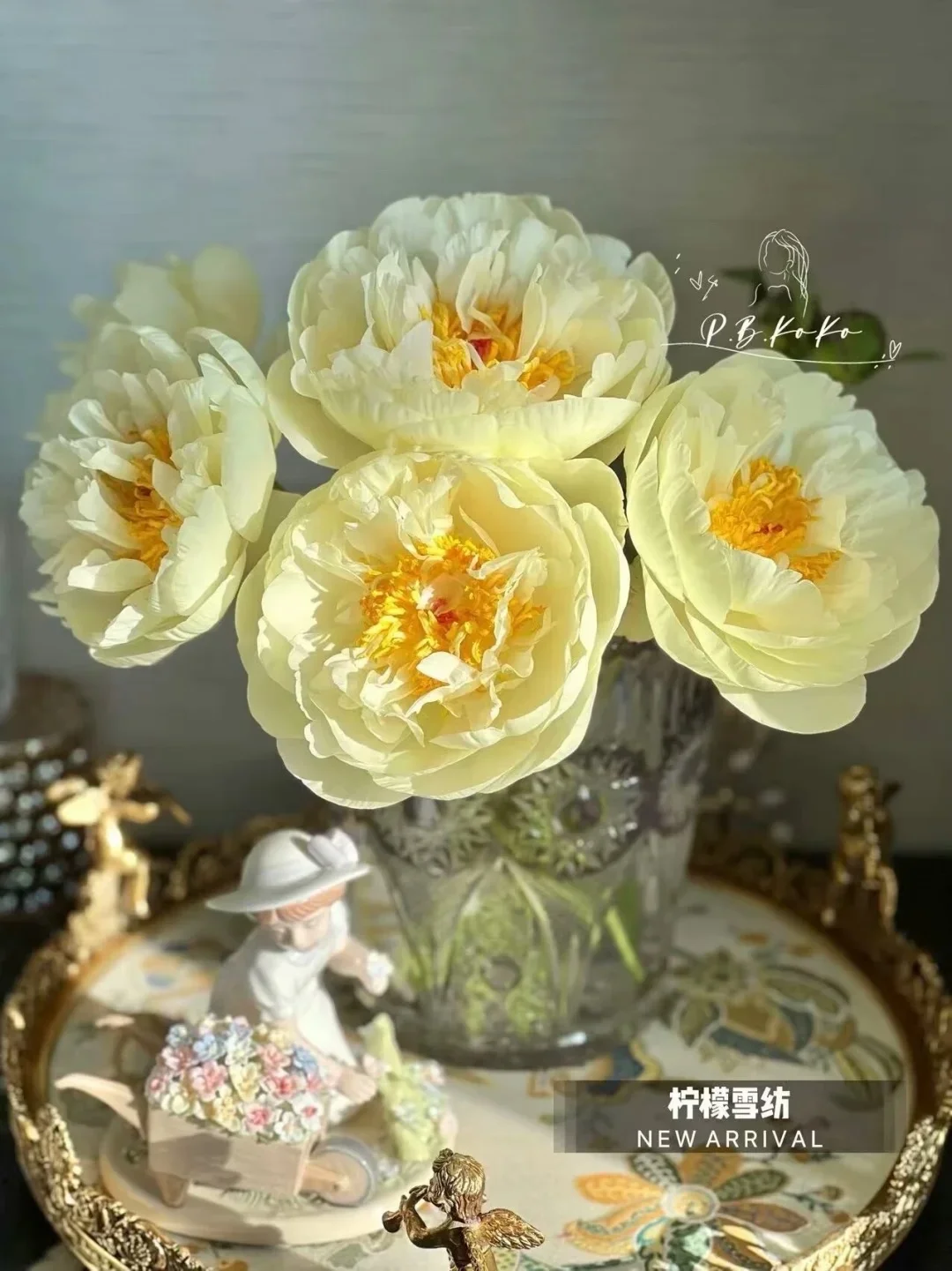 重瓣郁金香与花车瓷偶女生的搭配