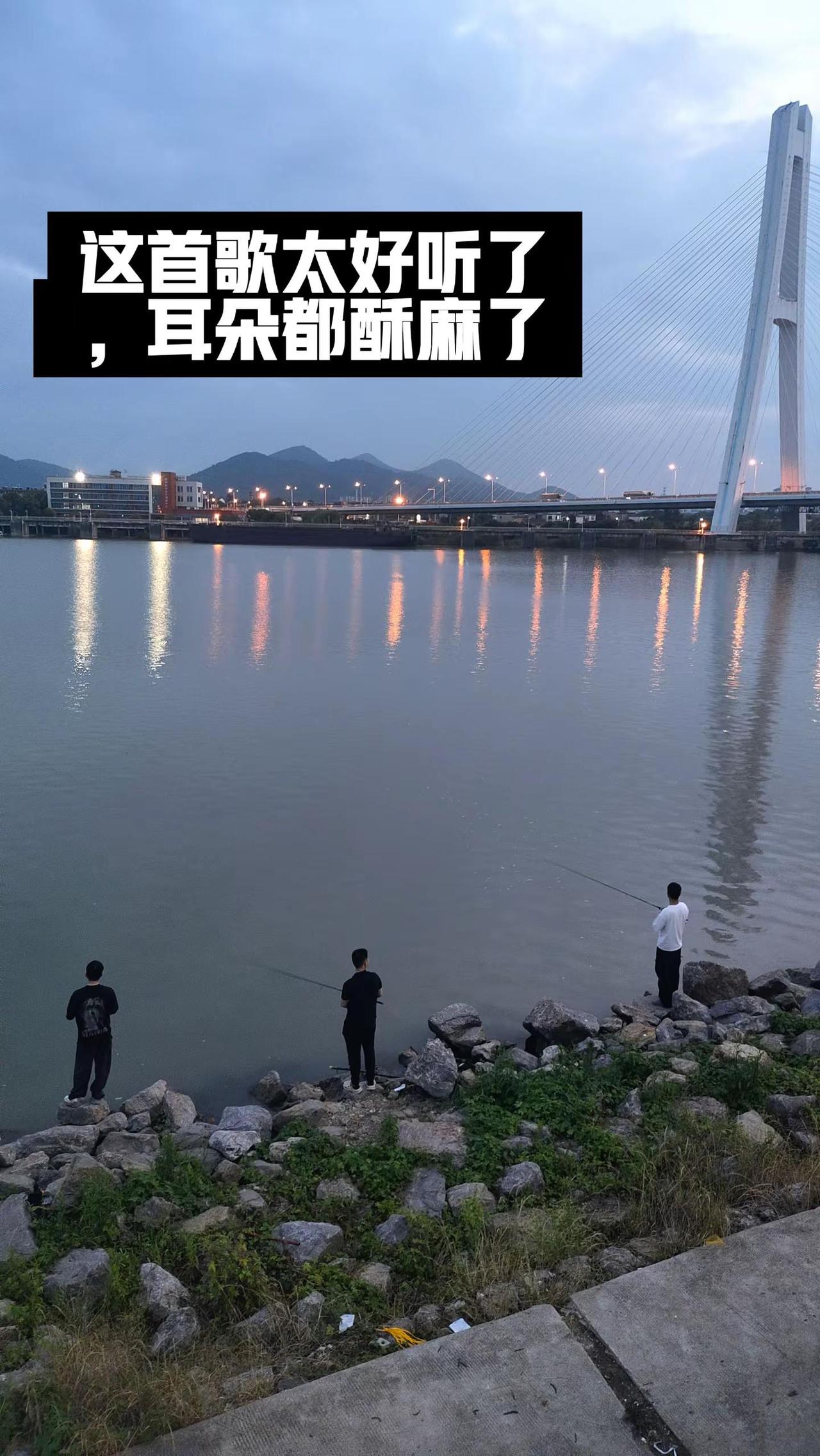 《我喜欢简单的生活》旋律轻快，歌词质朴如诗，唱出了现代人内心的真实喝望。运离繁华