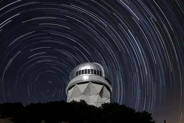 【宇宙就打算一直这么膨胀下去吗…？】近日，美国暗能量光谱仪（DESI）项目公布了