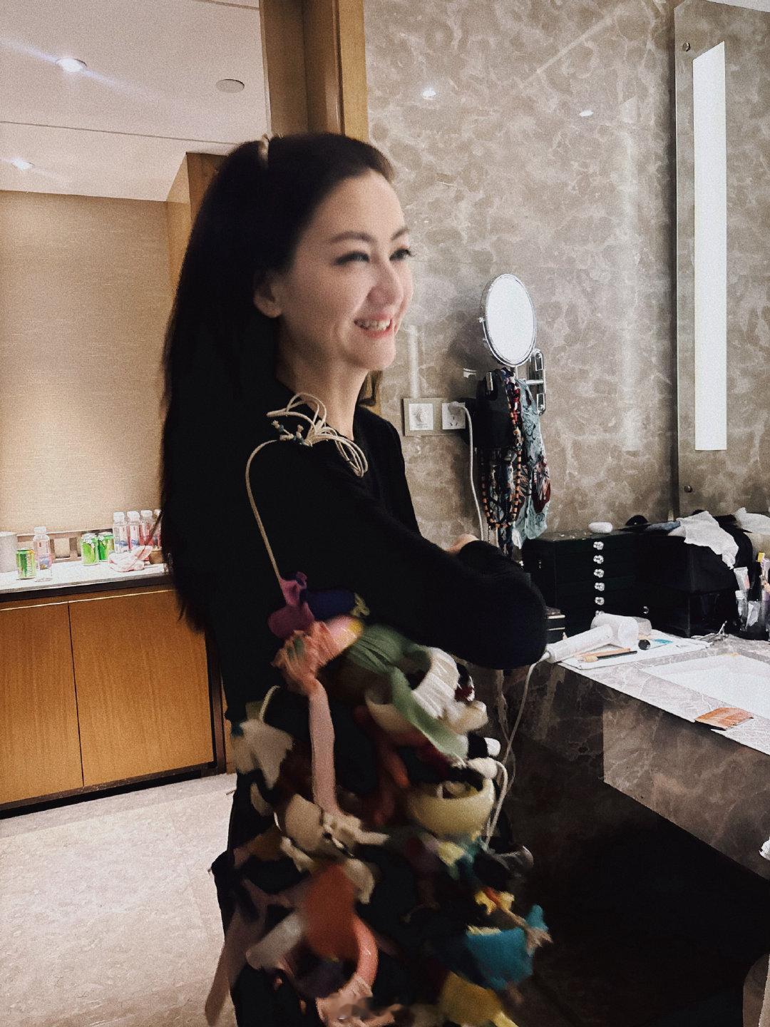 者来女漫展首秀者来女cos黑神话漫展现场气场直接炸场！紫袍广袖+战损妆造，者来女