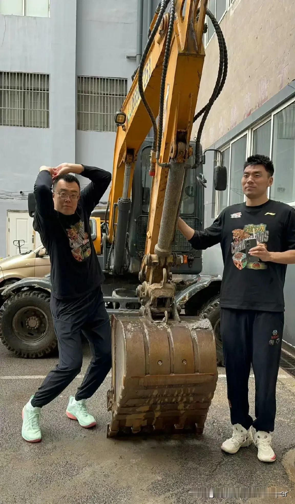 辽篮休赛期三消息，韩德君和李晓旭参加活动时和“勾机”合影，大韩模仿付豪标志性投篮
