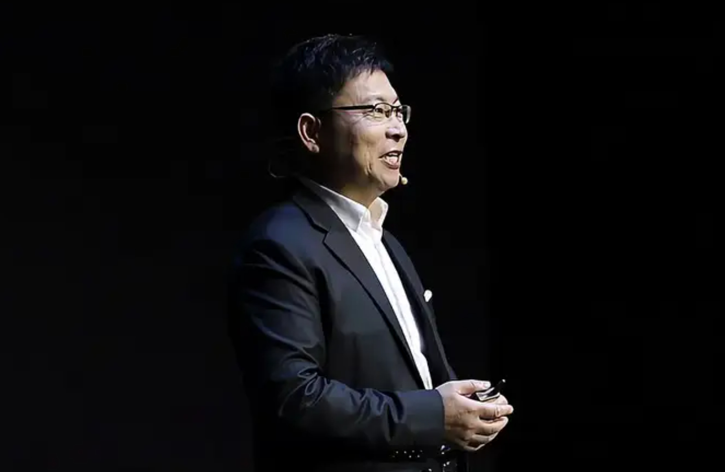 余承东称非常支持打击乱吹牛 在2025年5月31日的未来汽车先行者大会上，华为常