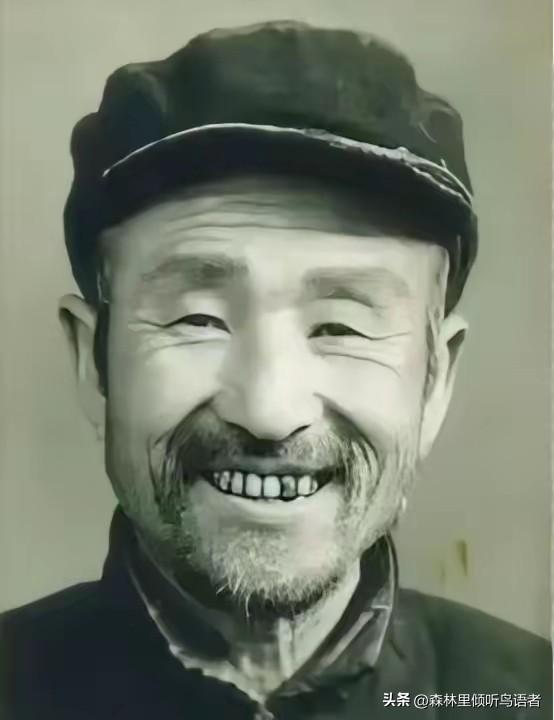 1956年3月，在山东临沂沂南县。一个挑着担子的老汉在山坳里转悠，这已经是被附近