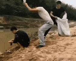 这不是闹着玩，这是打着开玩笑的旗号害人啊。一个蹲河边洗手，另外两个背后搞偷袭。拿