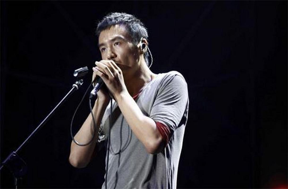 朴树痛哭流涕，原来是因为他……朴树在演唱会上唱着歌，他突然痛哭流涕，眼里含着泪说
