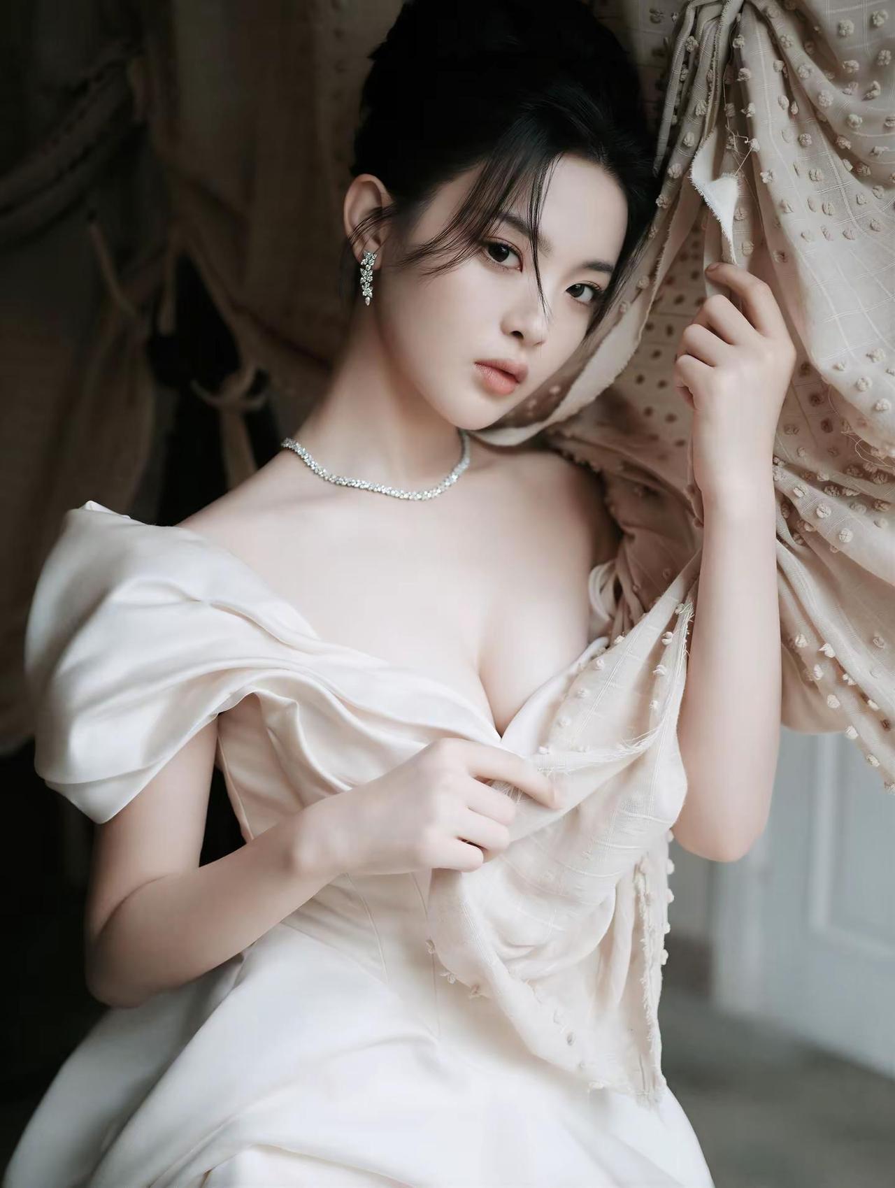 以前软萌锦鲤妹妹/现在清冷贵气白月光。杨超越  杨超越白月光