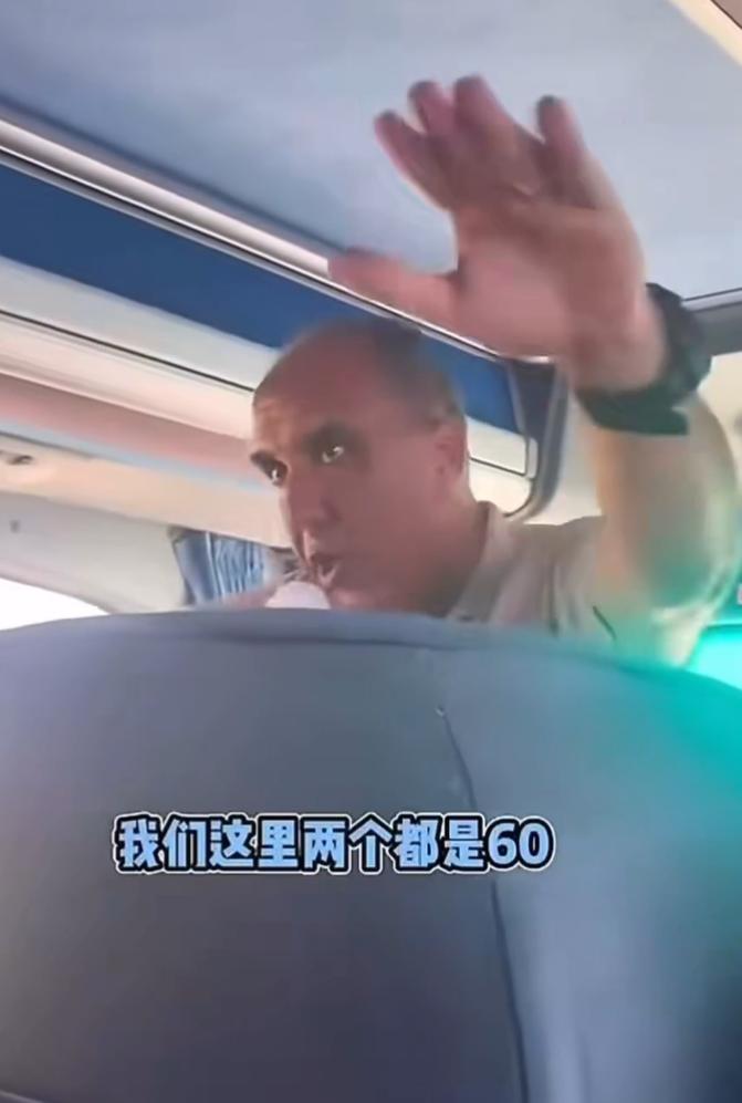 近日有网友在埃及拍到一个会汉语的埃及导游，自豪地介绍埃及的退休金政策：一个退休家