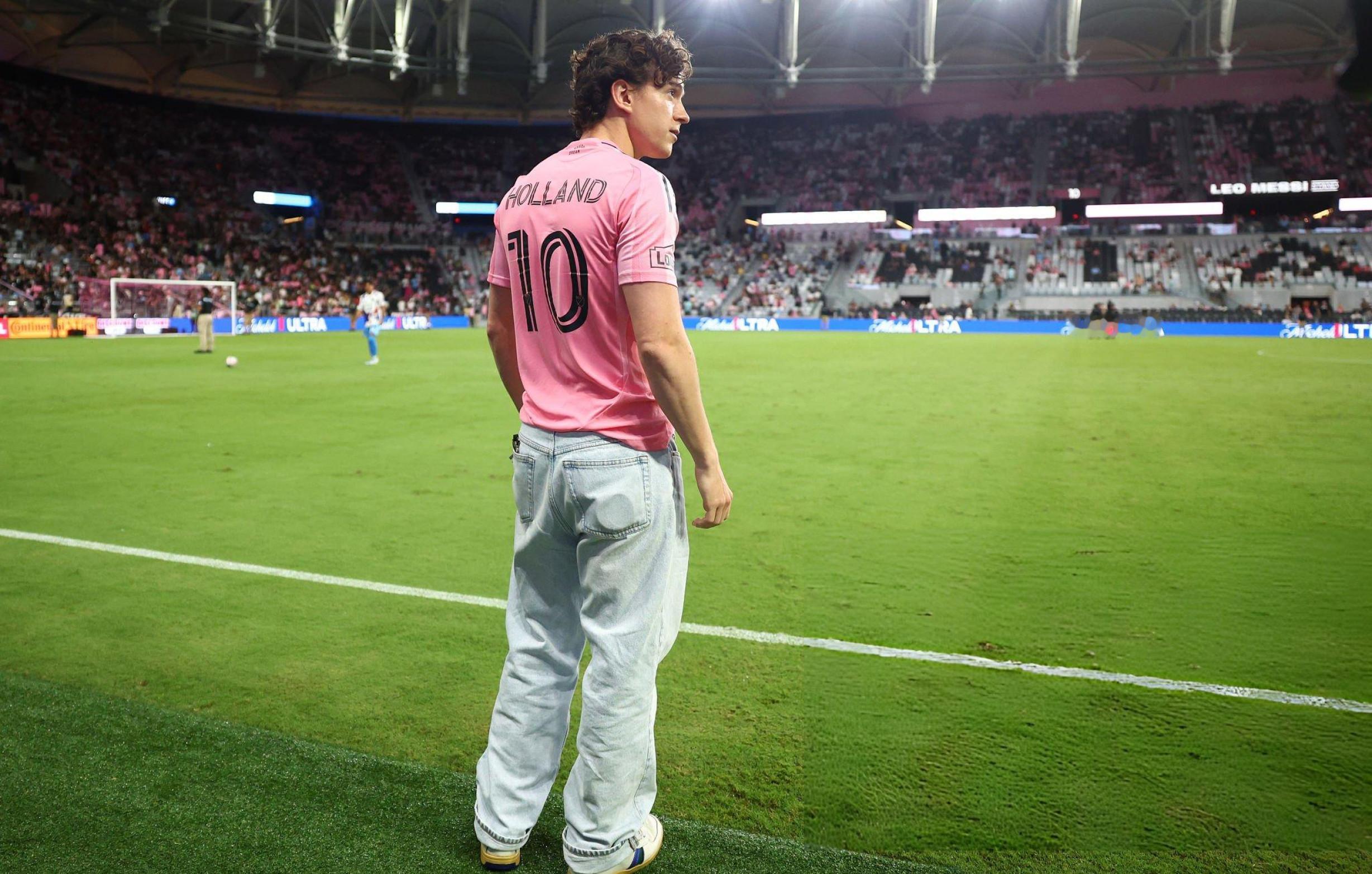 汤姆·霍兰德现身美职联球场，观看阿密国际vs费城联合比赛。⚽ 