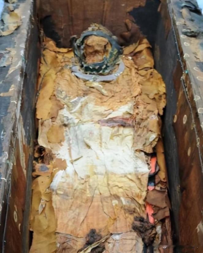 1956年，在郭沫若、吴晗的强烈要求下，国家同意了挖掘万历皇帝的陵墓，在打开棺材