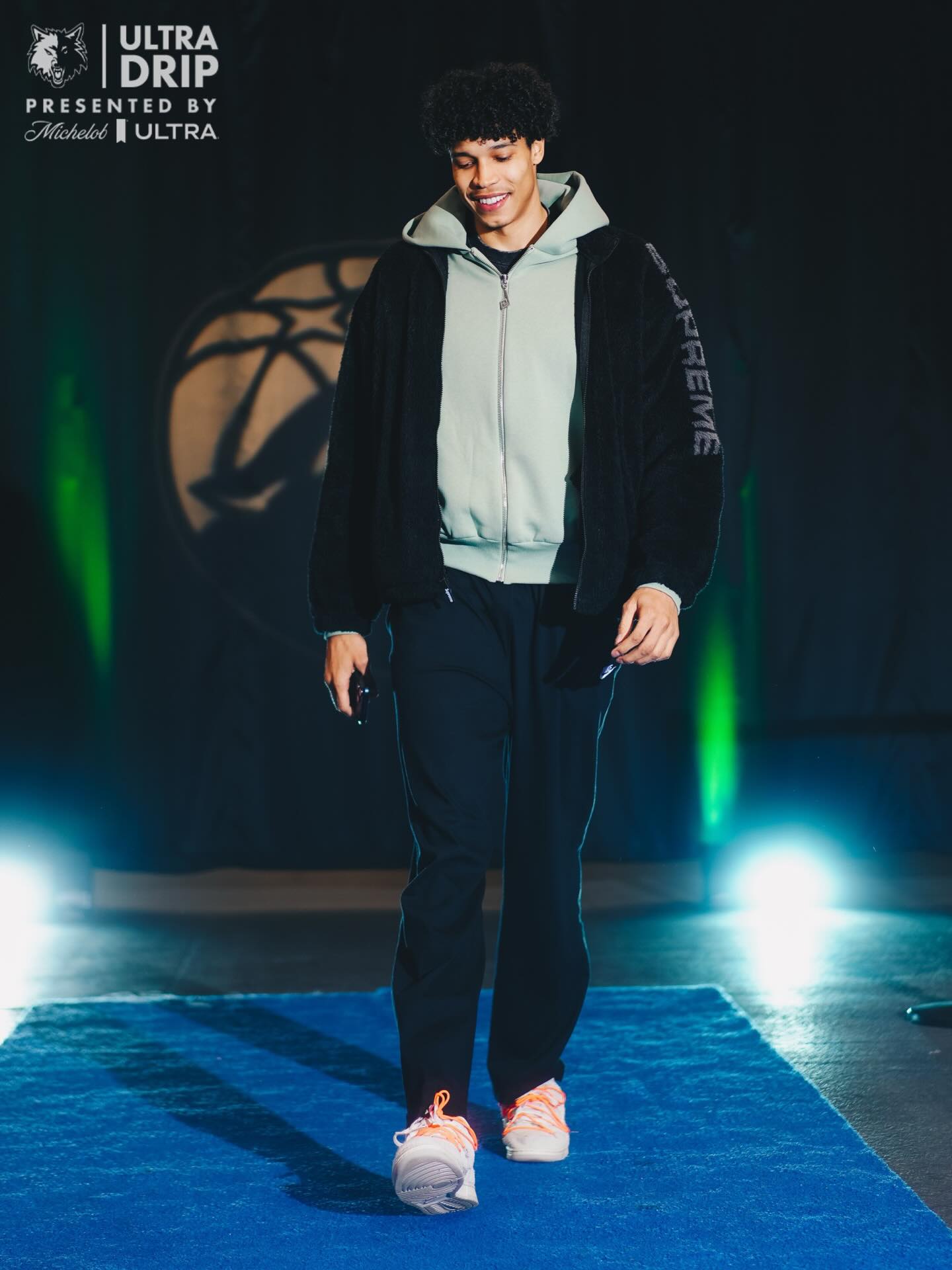 穿搭如何？森林狼社媒分享球员赛前穿搭并配文：周日风采