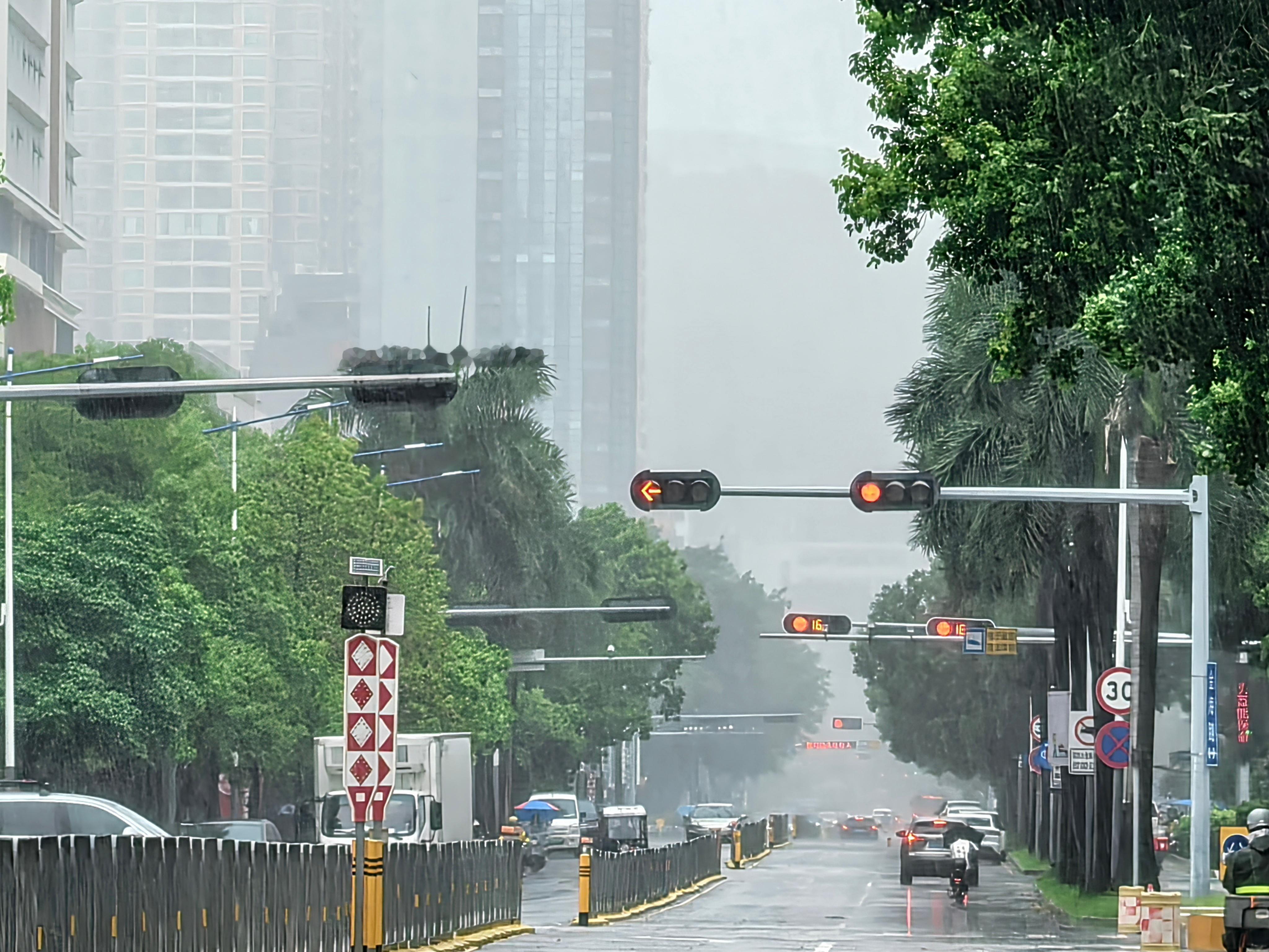 今天台风，路上都没什么人，深中通道封闭，也不能通车了。 ​​​