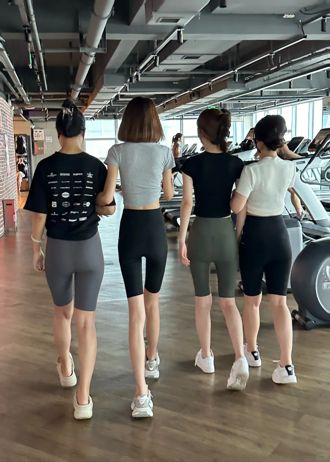 健身房看到的...今年都流行这样穿吗？