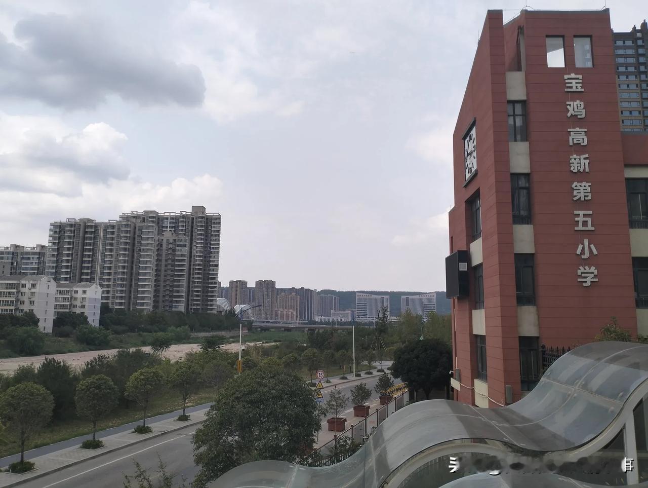 昨日前往宝鸡办事，途经宝鸡高新大道与清水路的交界处，看到宝鸡高新第五小学旁的这条