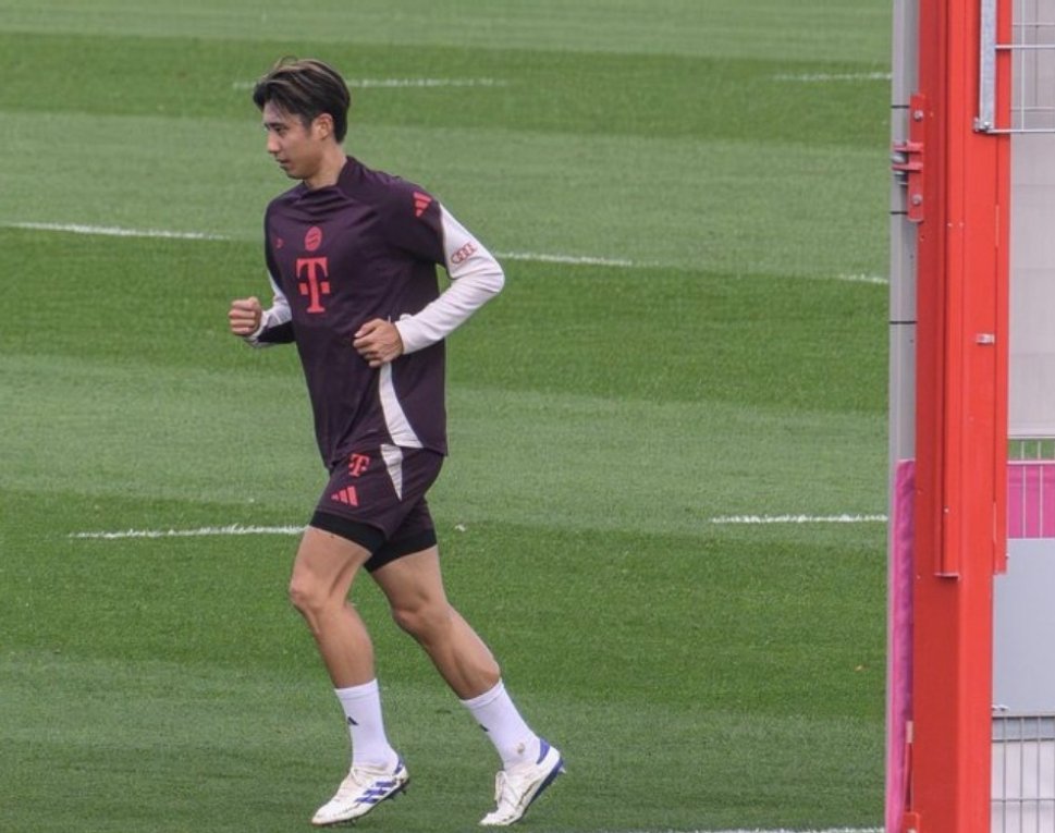 记者Victor Catalina报道称，伊藤洋辉在一次跑步训练中因大腿拉伤，不