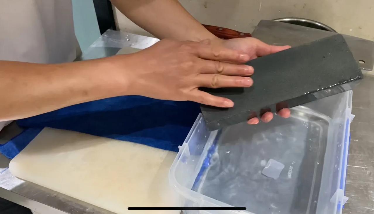 我们在磨刀之前先准备一款粗沙磨刀石和细沙磨刀石，粗沙磨刀石是用来开刀口，细沙磨刀