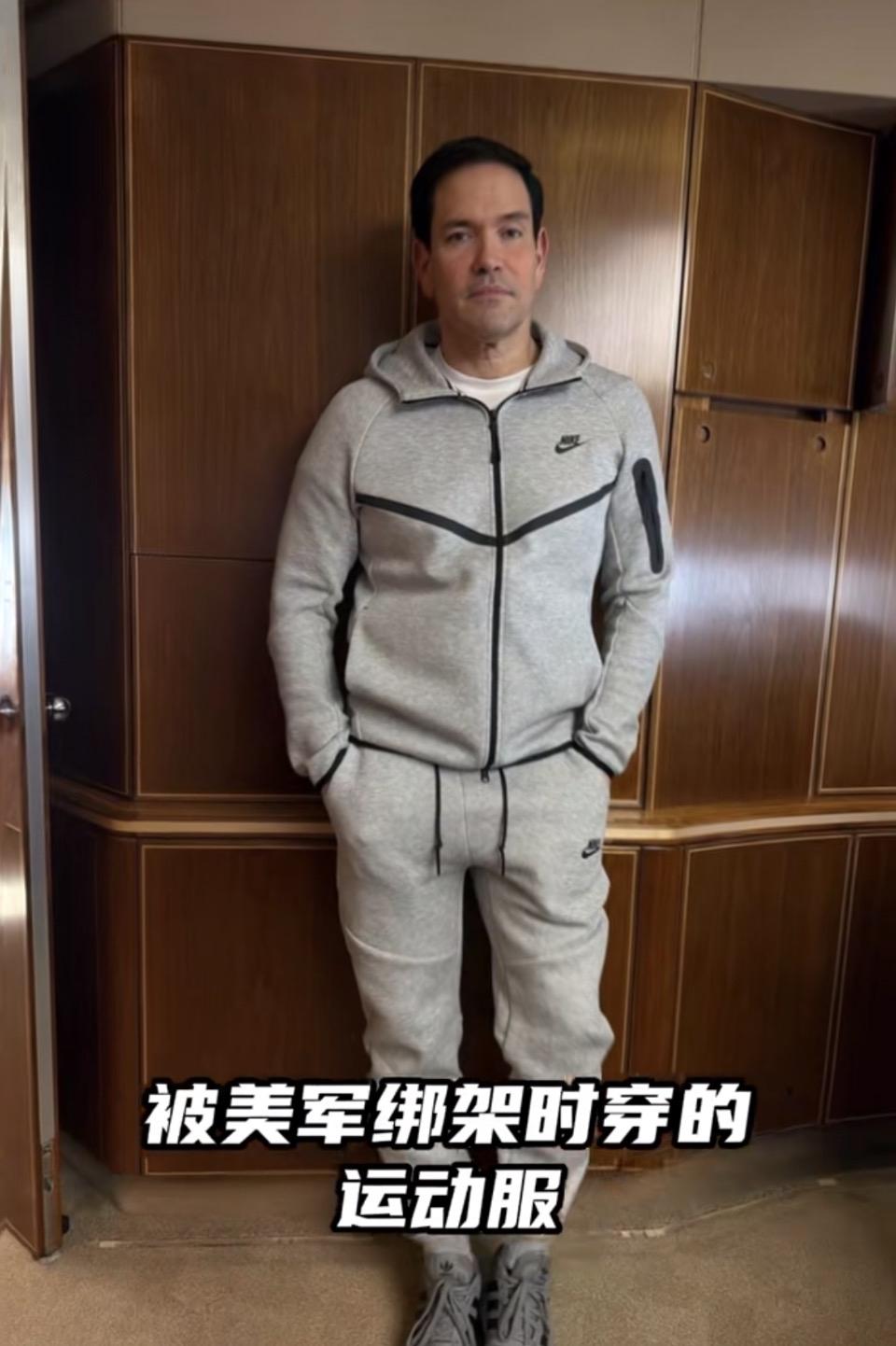 灰色运动服背后的无声宣言
⬇️⬇️⬇️⬇️⬇️⬇️⬇️⬇️⬇️
在一架飞往中国的